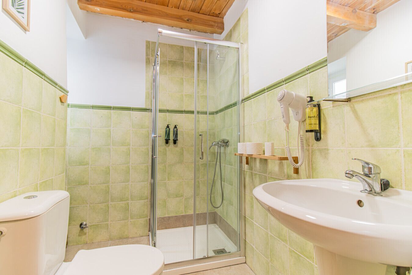 Een haardroger, handdoeken, zeep, shampoo