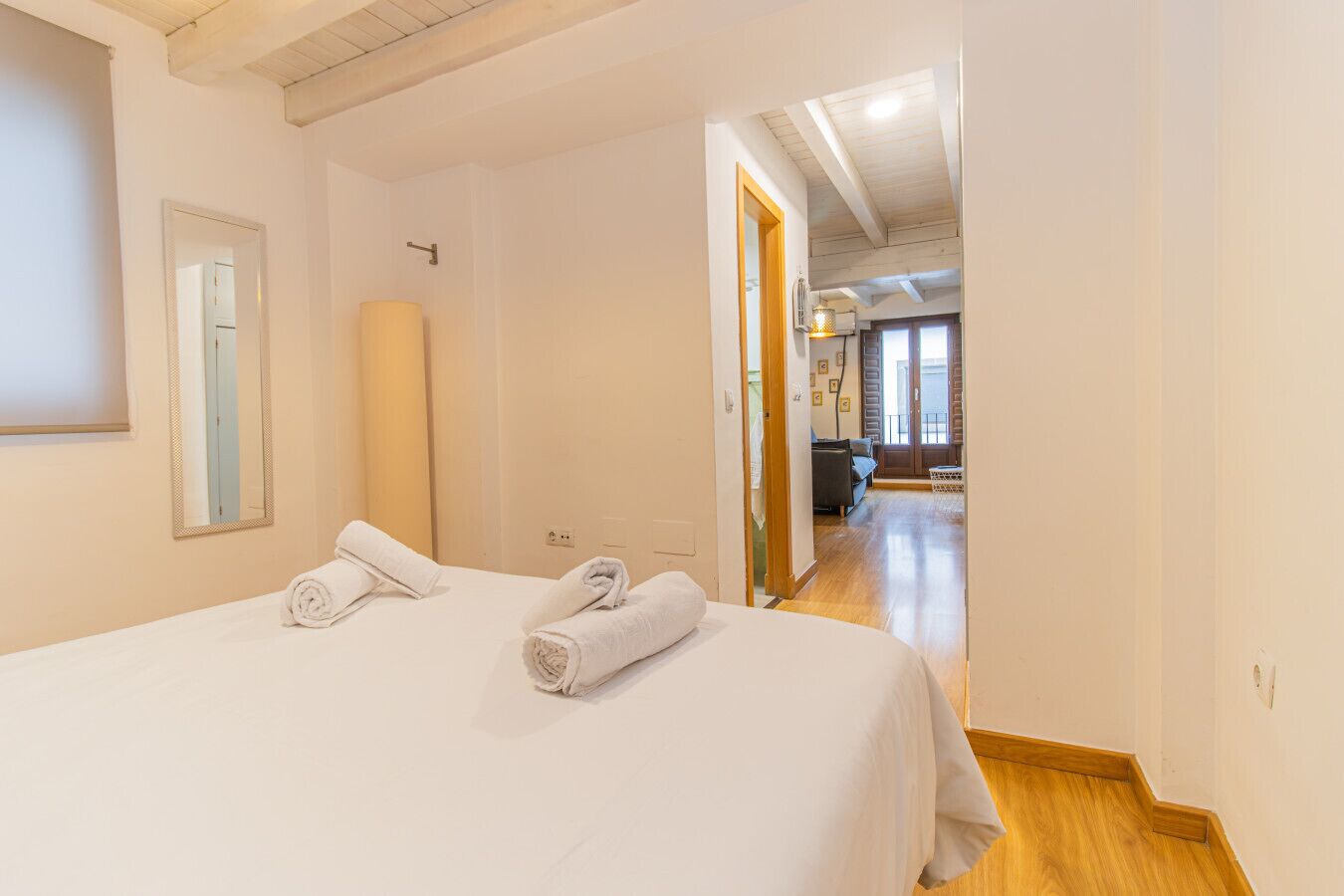 Een bureau, een strijkplank/strijkijzer, wifi, beddengoed