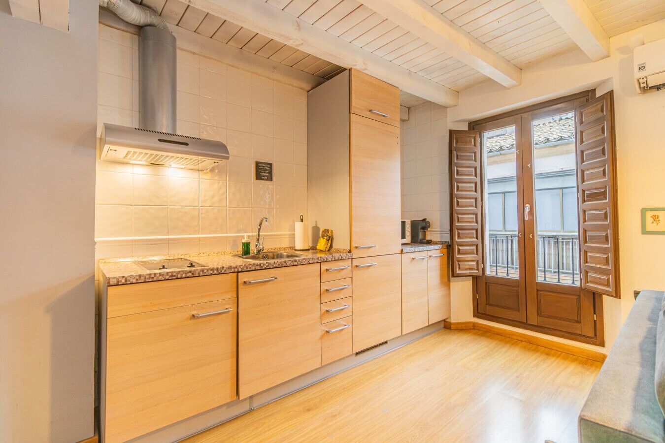 Kylskåp, mikrovågsugn, kaffe- och tebryggare och brödrost