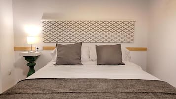 Een bureau, een strijkplank/strijkijzer, wifi, beddengoed