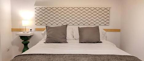 Desk, iron/ironing board, WiFi, bed sheets