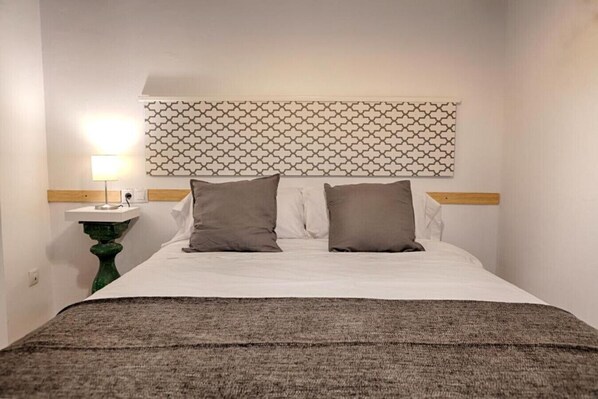 1 bedroom, desk, iron/ironing board, WiFi