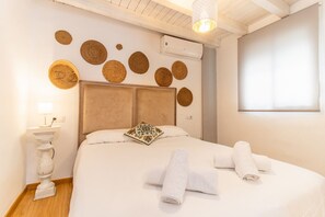 Escritorio, tabla de planchar con plancha, wifi y ropa de cama