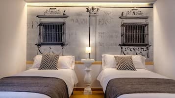 Een bureau, een strijkplank/strijkijzer, wifi, beddengoed