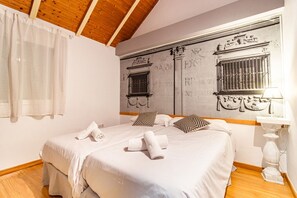 Desk, iron/ironing board, WiFi, bed sheets