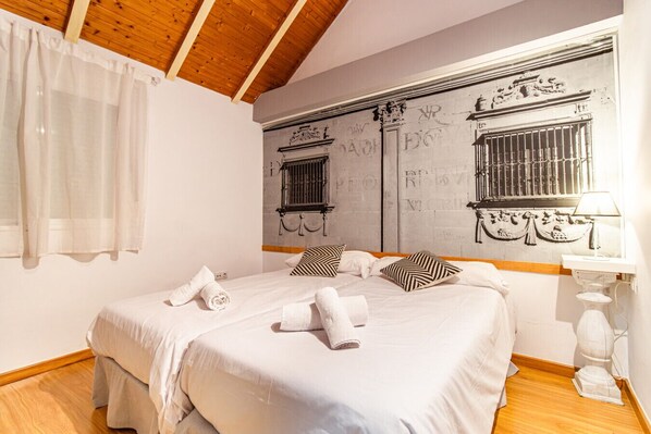 Desk, iron/ironing board, WiFi, bed sheets