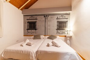 Desk, iron/ironing board, WiFi, bed sheets