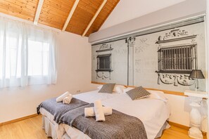 Escritorio, tabla de planchar con plancha, wifi y ropa de cama 