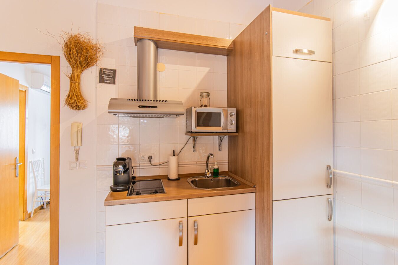 Een koelkast, een magnetron, een koffiezetapparaat/waterkoker