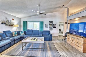 House, Multiple Beds (Beach Please) | Living area