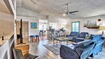 House, Multiple Beds (Beach Please) | Living area