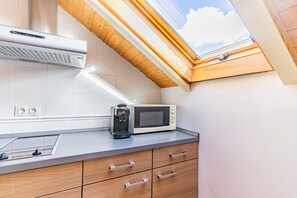 Réfrigérateur, micro-ondes, cafetière/bouilloire, grille-pain