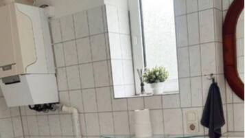 Haartrockner, Handtücher, Seife, Toilettenpapier