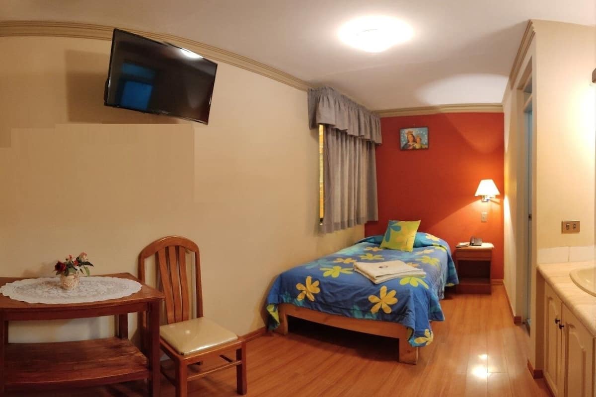 Basic Single Room | Desk, free WiFi
