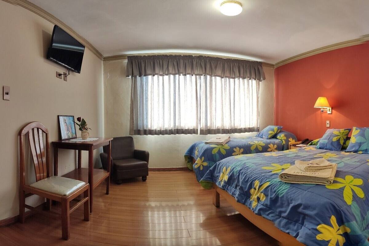 Quarto triplo família | Escrivaninha, Wi-Fi de cortesia