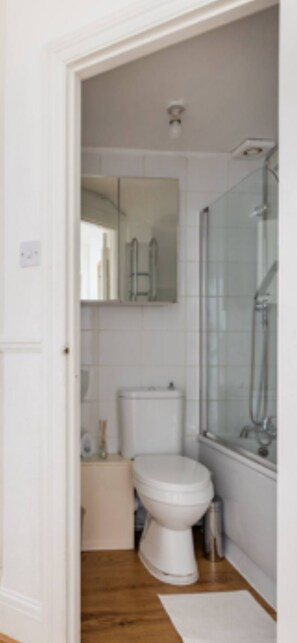 Haartrockner, Handtücher, Toilettenpapier