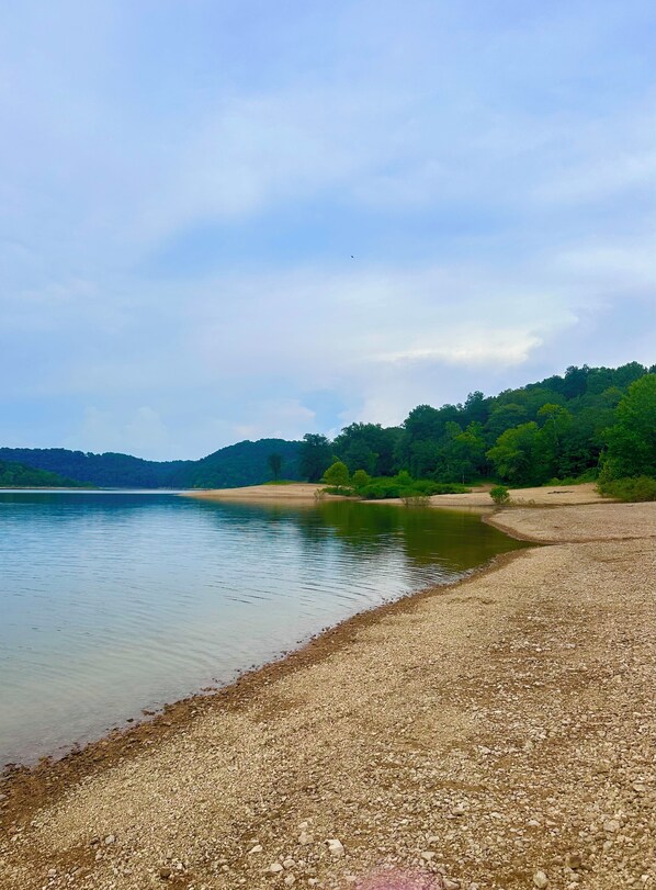 Nær stranden og strandhåndklær