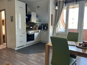 Fridge, oven, stovetop, dishwasher