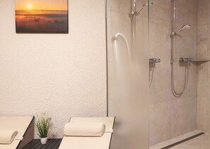 Shower, hair dryer - Vacation apartment "SchwarzwaldnACHT" - peace & nature in Todtnauberg - Mein SWH (Todtnauberg)