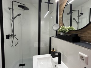 Douche, sèche-cheveux