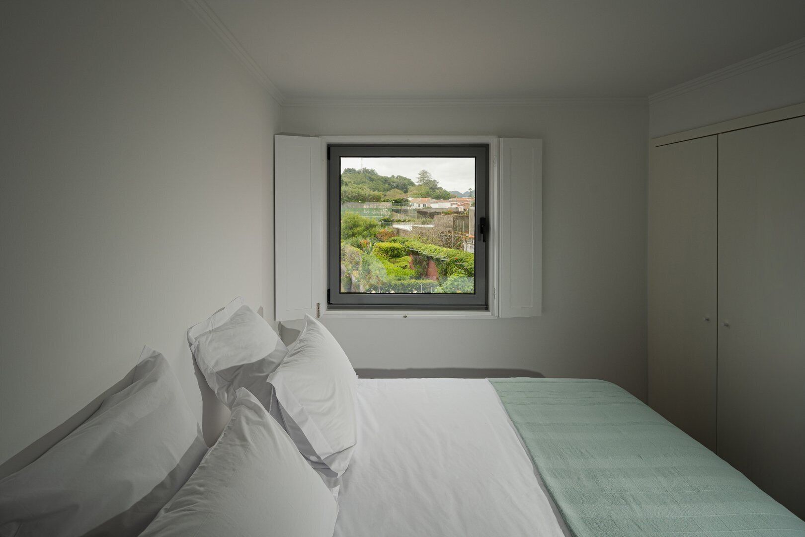 3 bedrooms, desk, iron/ironing board, internet