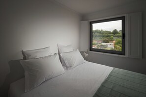 3 soverom, skrivebord, strykejern/-brett og internettilgang