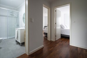 Dusche, umweltfreundliche Kosmetikartikel, Haartrockner, Handtücher