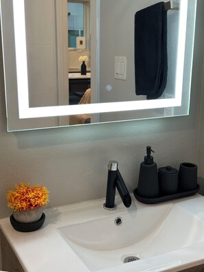 Doccia, asciugacapelli, asciugamani, sapone