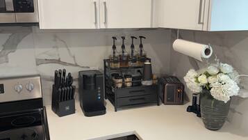 Een koelkast, een magnetron, een oven, een kookplaat