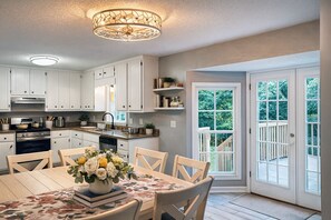 Mikrobølgeovn, ovn, kokeplater og oppvaskmaskin