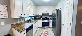 Retreat 4BR Sleeps 10 plus, 8miles from LakePoint, Red Top Mountain State Park