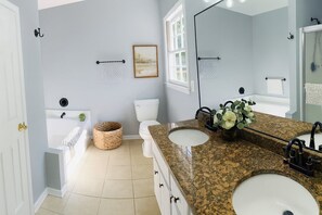 Secador de cabelo, toalhas de banho, sabonete, papel higiênico