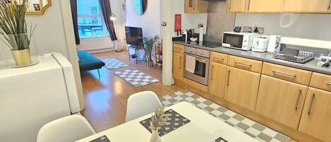 Kühlschrank, Mikrowelle, Ofen, Herdplatte