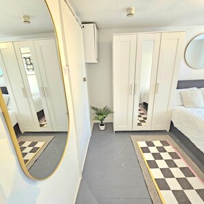 1 bedroom, desk, iron/ironing board, free WiFi - Stylish Top Floor Flat near Camden Station - Central London (London)