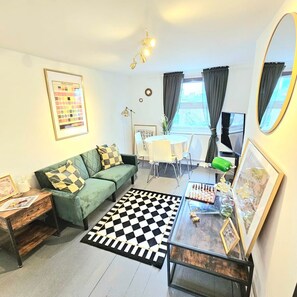 Smart TV - Stylish Top Floor Flat near Camden Station - Central London (London)