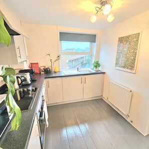 Fridge, microwave, oven, stovetop - Stylish Top Floor Flat near Camden Station - Central London (London)