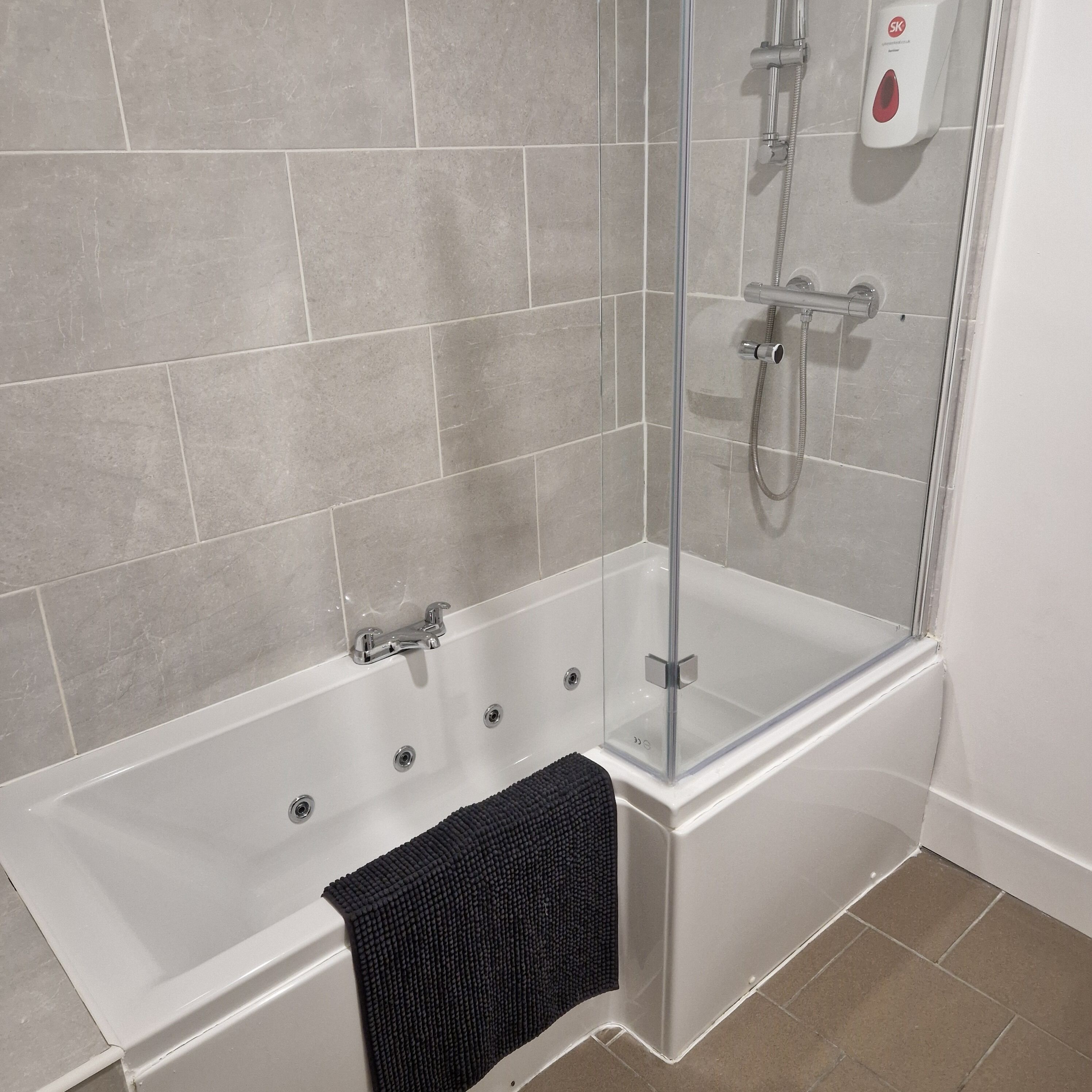 ผ้าเช็ดตัว, สบู่, กระดาษชำระ