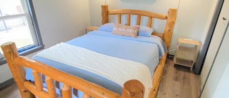 3 habitaciones, tabla de planchar con plancha, wifi y ropa de cama