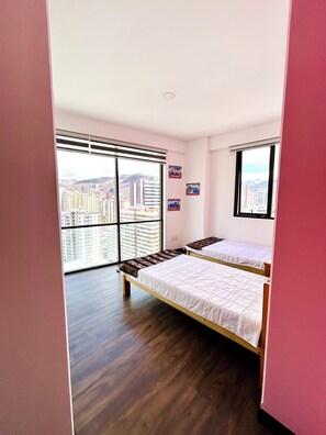 3 slaapkamers, een strijkplank/strijkijzer, wifi, beddengoed