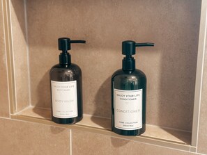 Douche, articles de toilette écologiques, sèche-cheveux