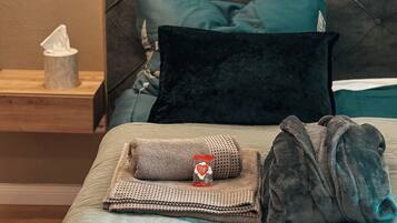 Travel cot, free WiFi, bed sheets