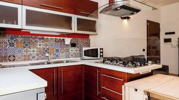 Frigorifero, microonde, piano cottura, lavastoviglie