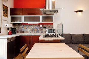 Réfrigérateur, micro-ondes, plaque de cuisson, lave-vaisselle