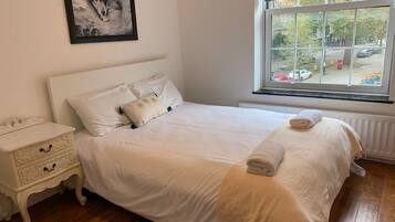 4 habitaciones, tabla de planchar con plancha, internet y ropa de cama