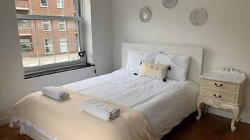 4 bedrooms, iron/ironing board, internet, bed sheets