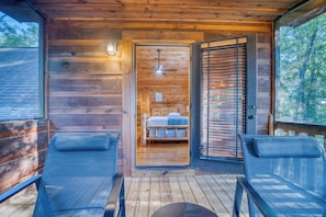 3 bedrooms, iron/ironing board, travel crib, WiFi - S’more Fun - Pets, fenced yard, close to downtown (Blue Ridge)