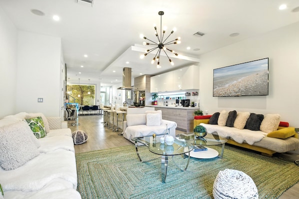 Living area - Serene 5-bedroom house with heated pool in Miami (Miami)