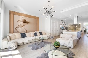 Interior - Serene 5-bedroom house with heated pool in Miami (Miami)