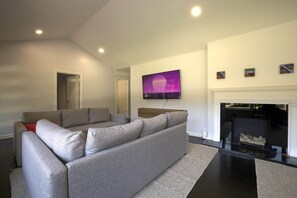 House - Stylish Comfort Modern Chef Kitchen 4 BR 2 Baths (College Park)