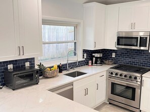 House - Stylish Comfort Modern Chef Kitchen 4 BR 2 Baths (College Park)
